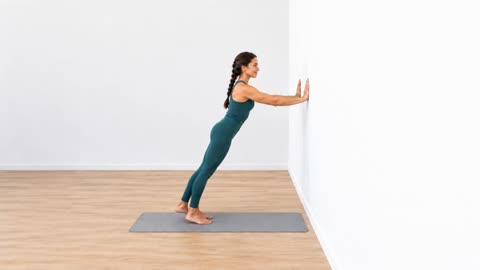 Plancha en la pared con elevación de pierna